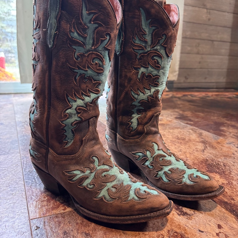 Size 9 women’s Dan post boots